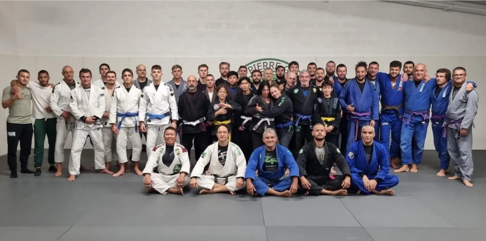 Les pratiquants adultes de la ZR Team réunis sur le tatami, autour de leurs professeurs.